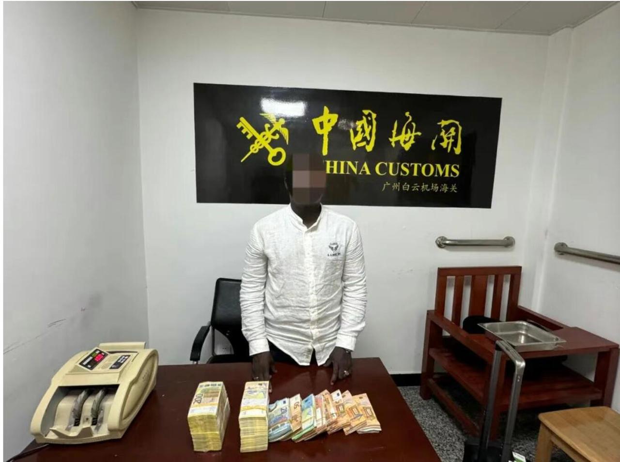 又有老外因为不懂规矩在广州海关栽了跟头。最近在广州白云机场，海关人员查到一个