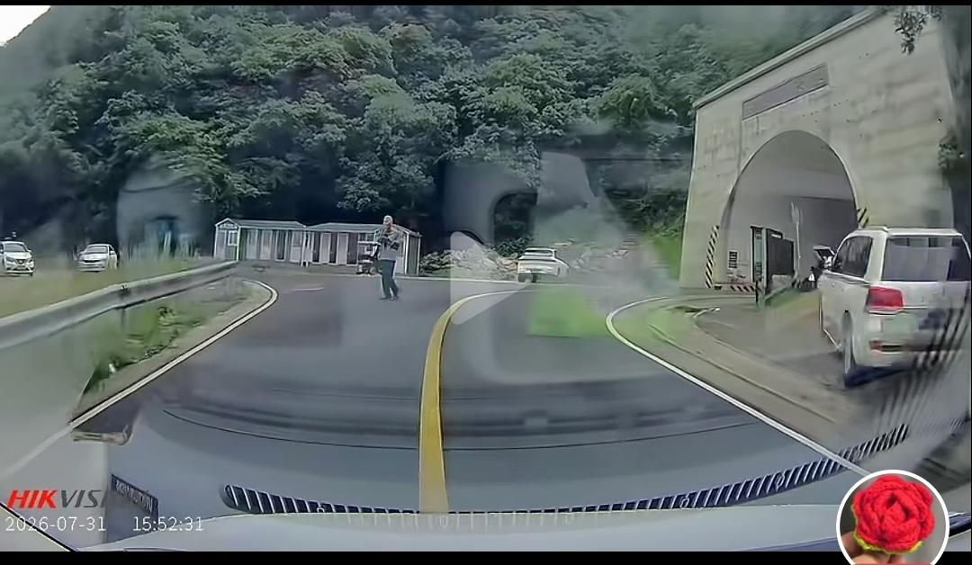位于河南省登封市的范家里隧道火了。一位车主上传了一段行车记录仪视频，记录了范家里
