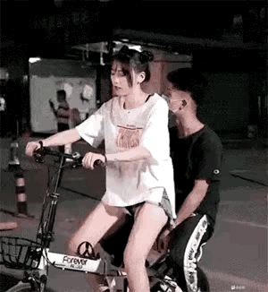 谁没有点本事啊？只能说柔韧性好！