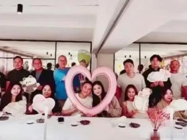 赌王三房儿子何猷启新恋情曝光，朋友公开送祝福！这个何猷启是何超莲的龙凤胎弟弟，他