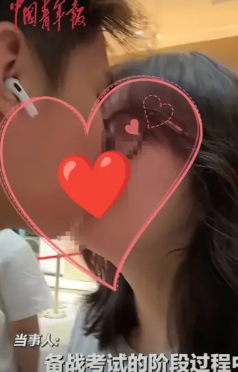 “这才是真爱情！”陕西一女生取外卖时，突然身后一个男生对着她大喊：“今天天气真好