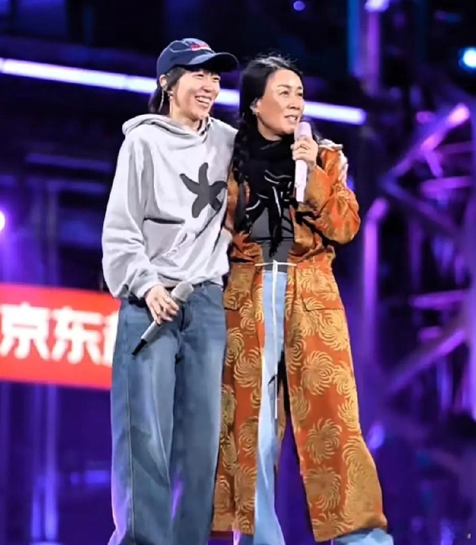 王菲女儿窦靖童和那英彩排，两人将一起登上跨年晚会的舞台！窦靖童应该是那英看着长大