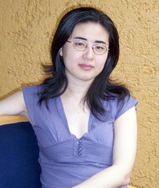 1999年，28岁北大才女田晓菲嫁给53岁美国导师，父母气的咬牙切齿，但田晓菲却