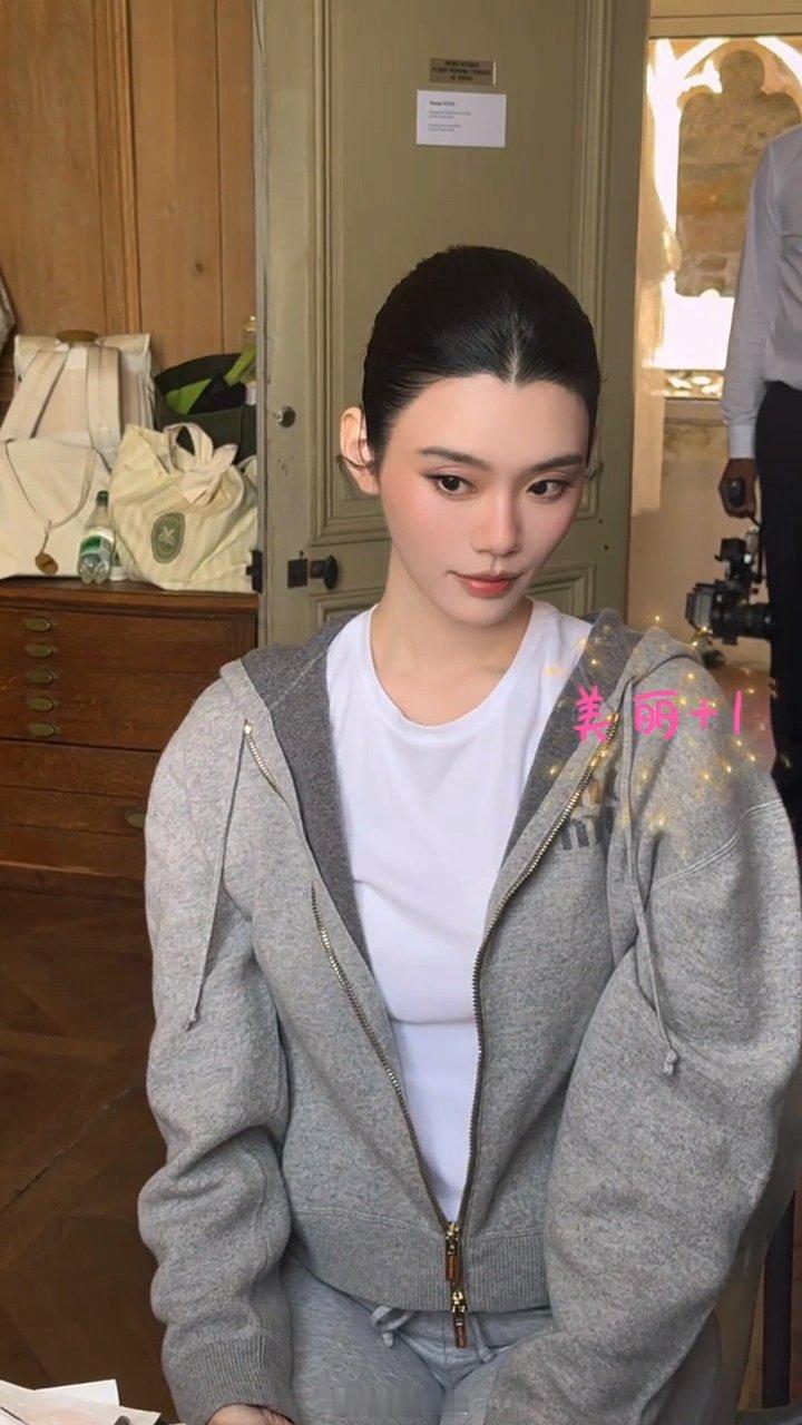 奚梦瑶头型好美奚梦瑶头型好优越奚梦瑶头型好优越啊，梳背头大光明可真好看啊何超盈坐