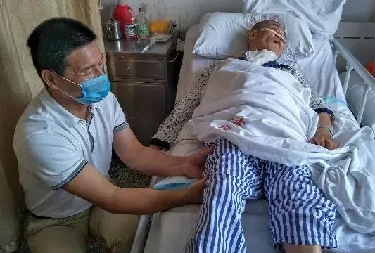 广东本月起在8市启动住院免陪护试点，限价每天140元。这个已经是社会问题了，强