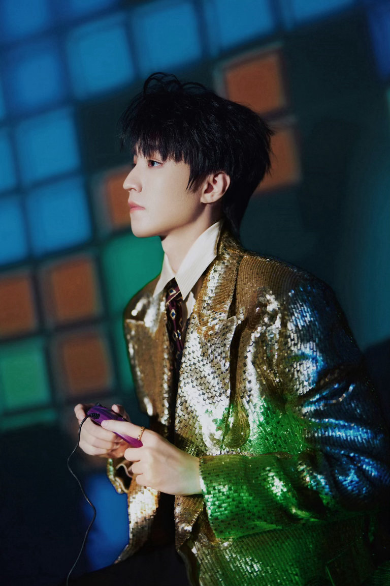 王俊凯｜QQ音乐巅峰之夜红毯造型出图，身穿Valentino26春夏系列，亮片