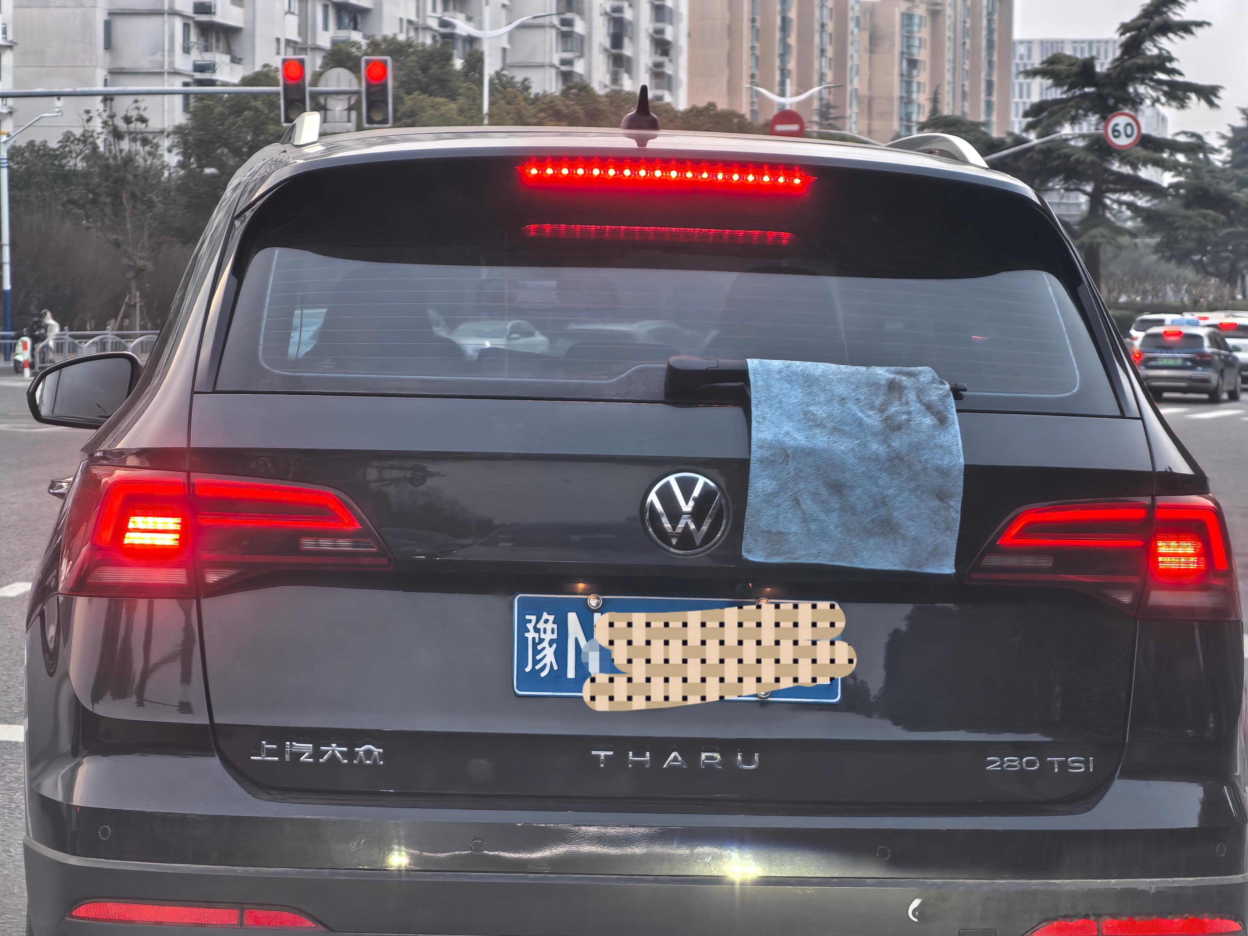 有点意思，这是上班摸鱼擦车，一看表到点了直接跑，都忘了拿抹布了嘛