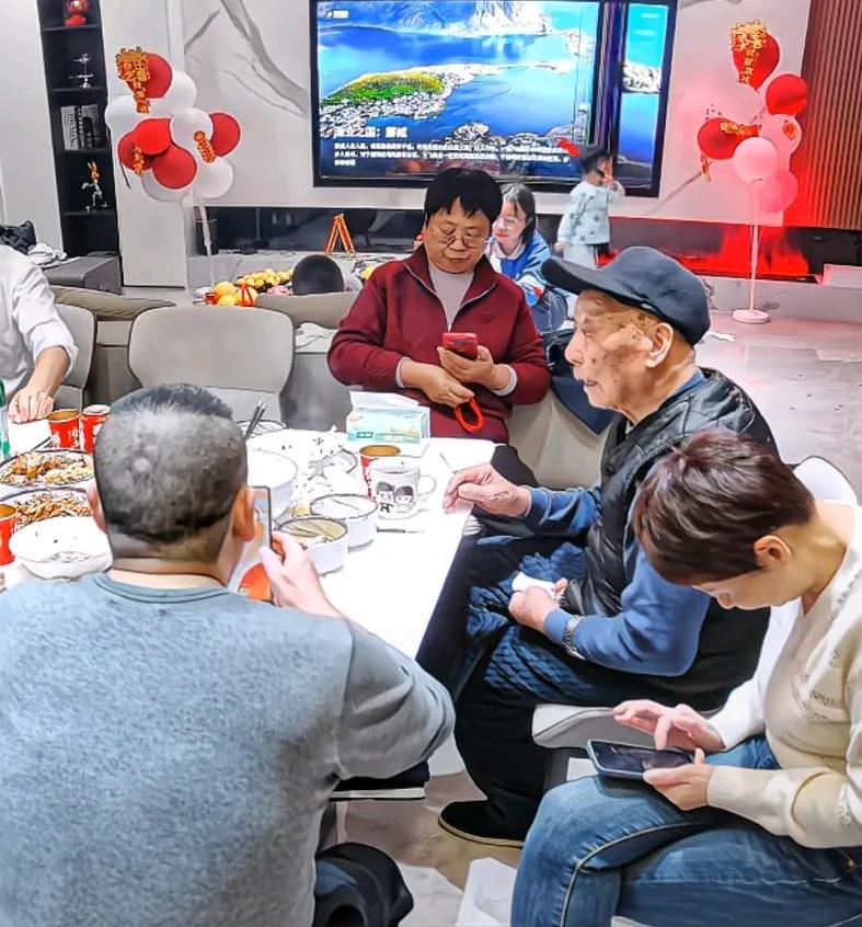 住进新房子的第一天。电视就被亲戚家的熊孩子砸坏，妈妈看到后抱着孩子继续乐呵呵，