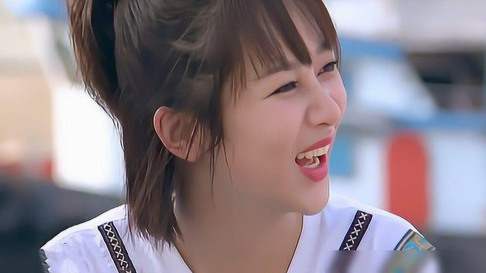 别再怀念那个被张一山逗哭的杨紫了。我告诉你，那个邻家小妹，早就被她自己亲手“