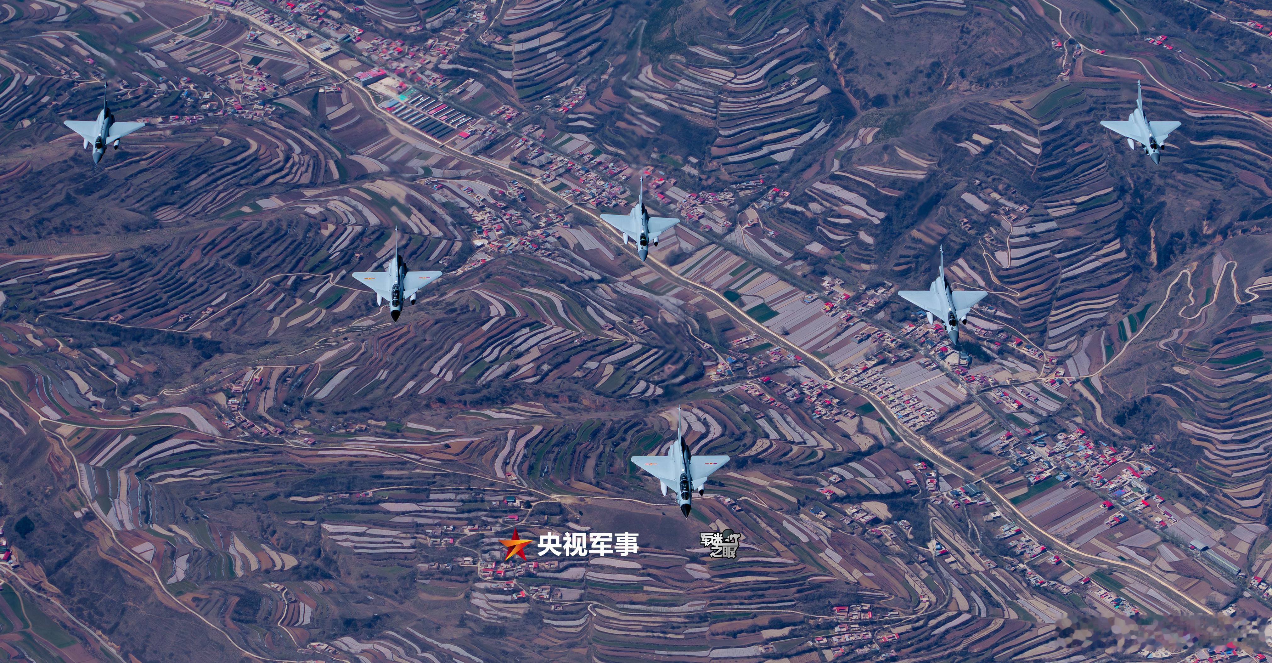 官媒继续发布中埃空军“文明之鹰-2025”联合训练相关画面——中国空军飞越雪山的