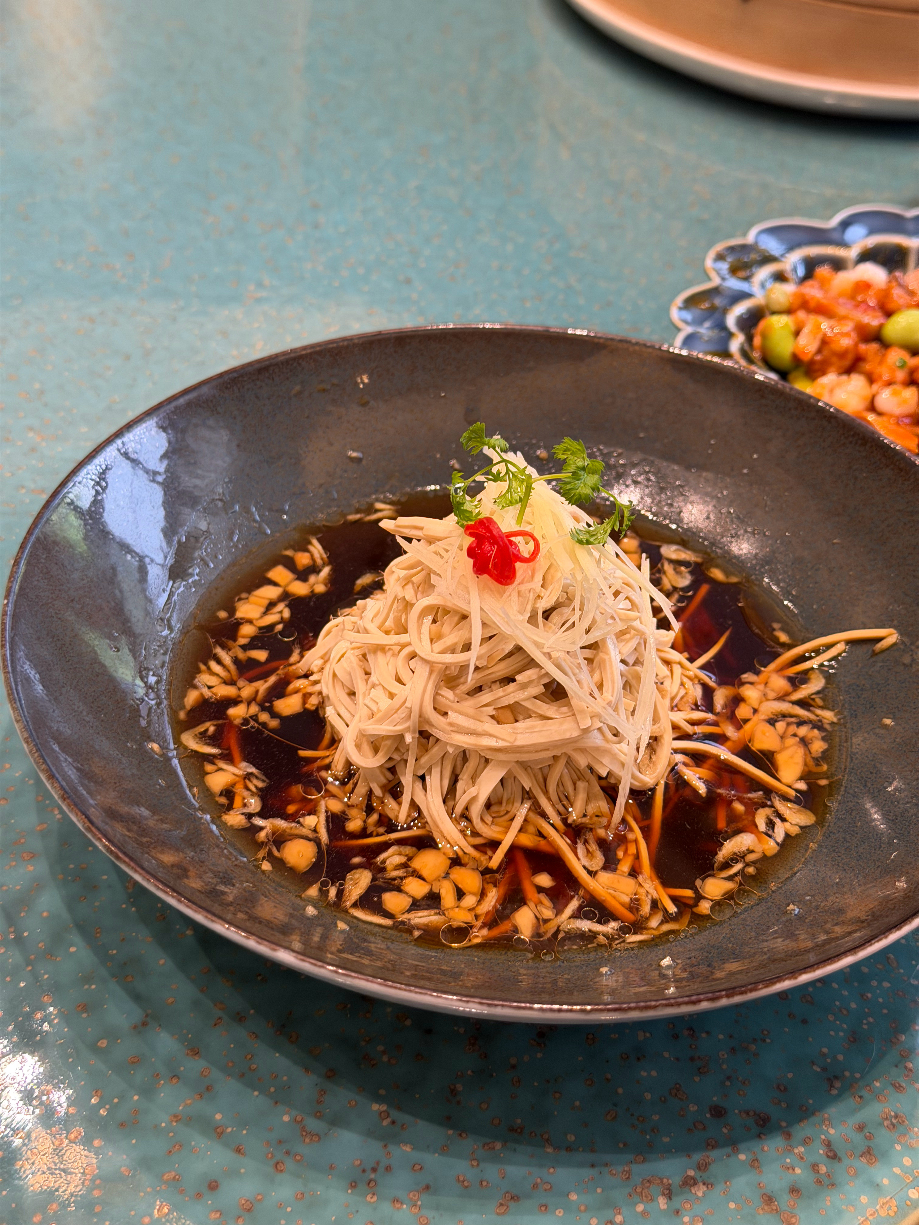 昨天晚上吃的很好，今天早上给大家整点醒酒面，一口红汤下肚、脑门发一点汗，又是精神