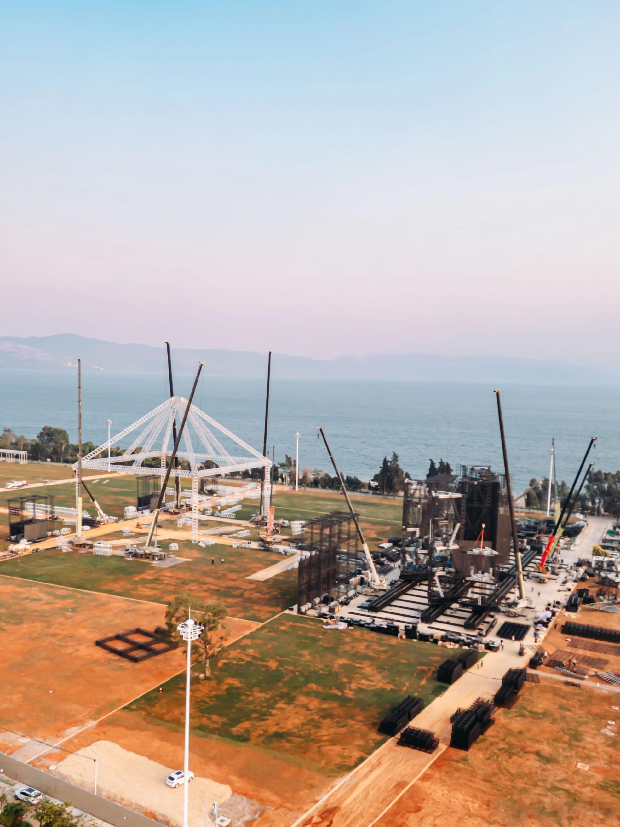 华晨宇演唱会为何临开场叫停拒绝受害者有罪论吧，从项目启动之初，我看华晨宇团队始终