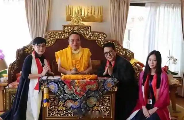 63岁李连杰尼泊尔近照，身旁64岁利智判若两人。