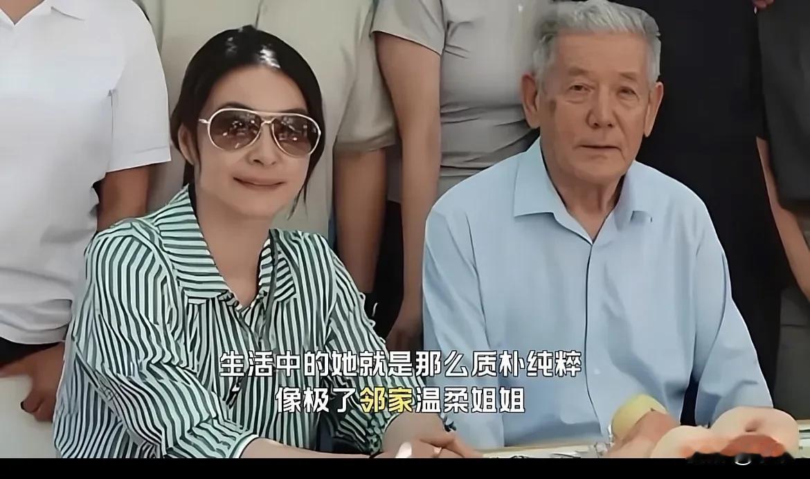 霍启刚兑现了承诺，9月3日带着双方父母和三个孩子，自驾游来到了新疆伊犁，三代人全