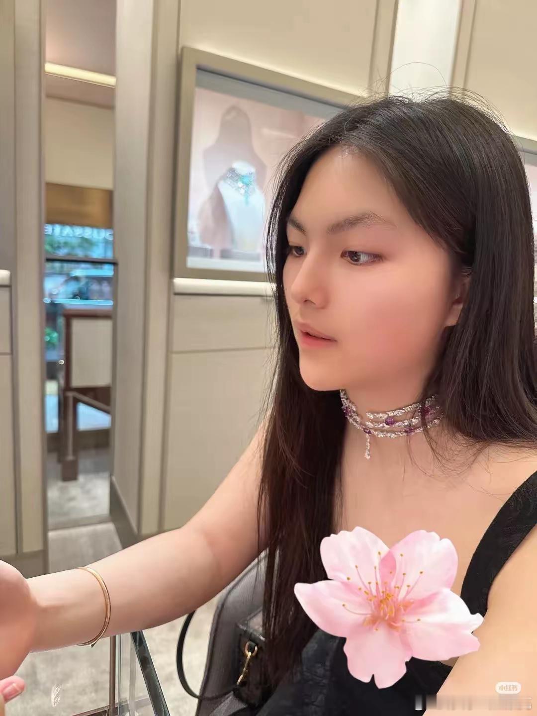 李湘的女儿王诗龄把价值460万的项链戴在脖子上了，太有实力了​​​