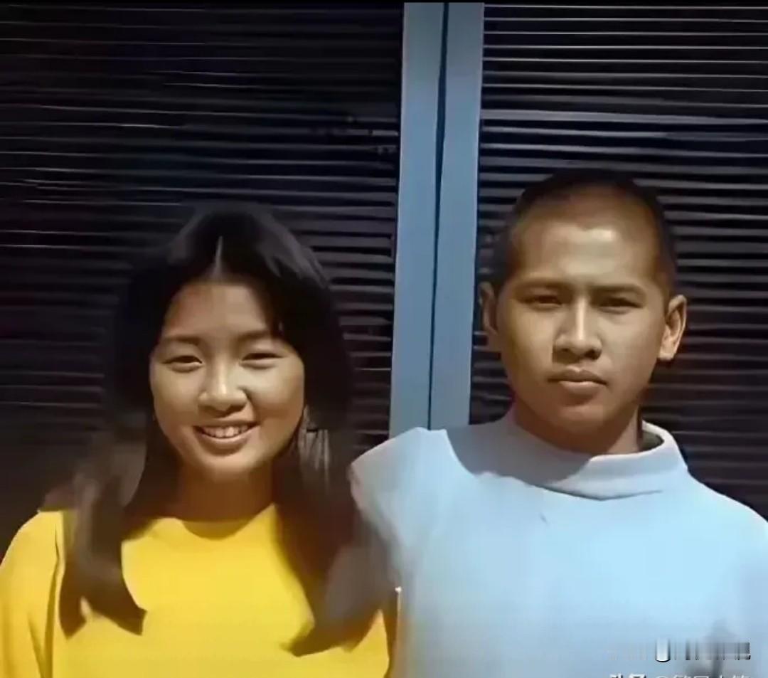 万万没想到，一查惊一跳，这皮肤黝黑的姐弟俩，长大后竟然成为了响当当大歌星。照片里