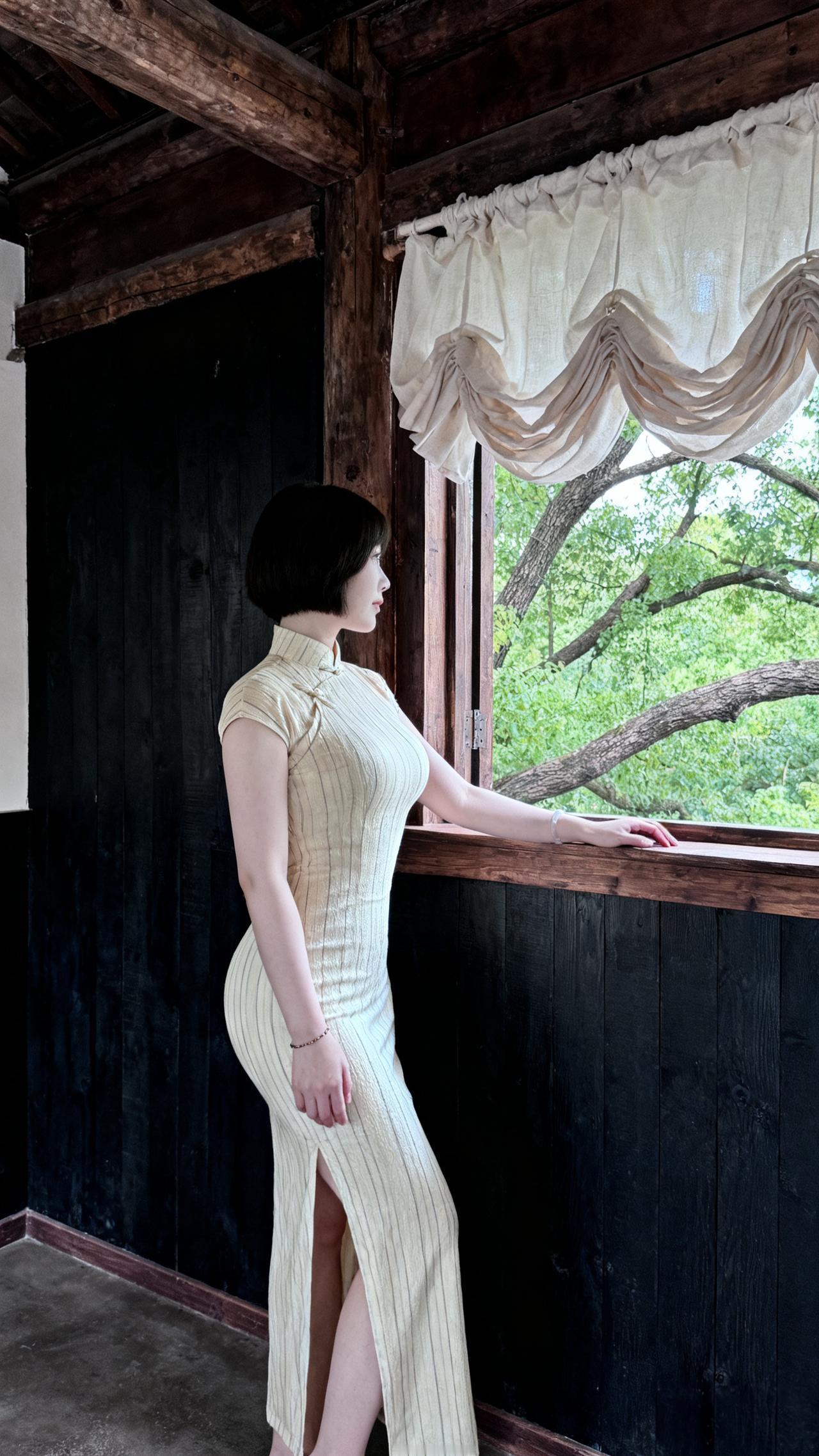 侧身望窗外，树影摇，旗袍的韵味就这么漫出来了🌿摄影拍照