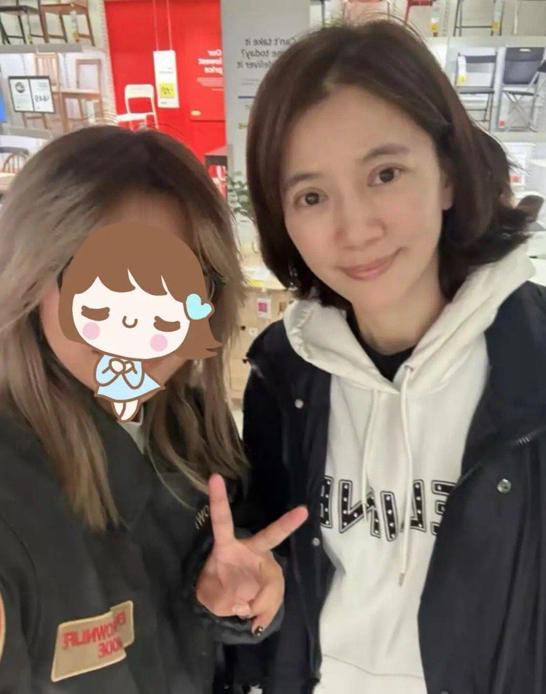 袁咏仪英国陪儿子读大学网友英国偶遇袁咏仪，独自逛商场为儿子置办东西，她披散着一