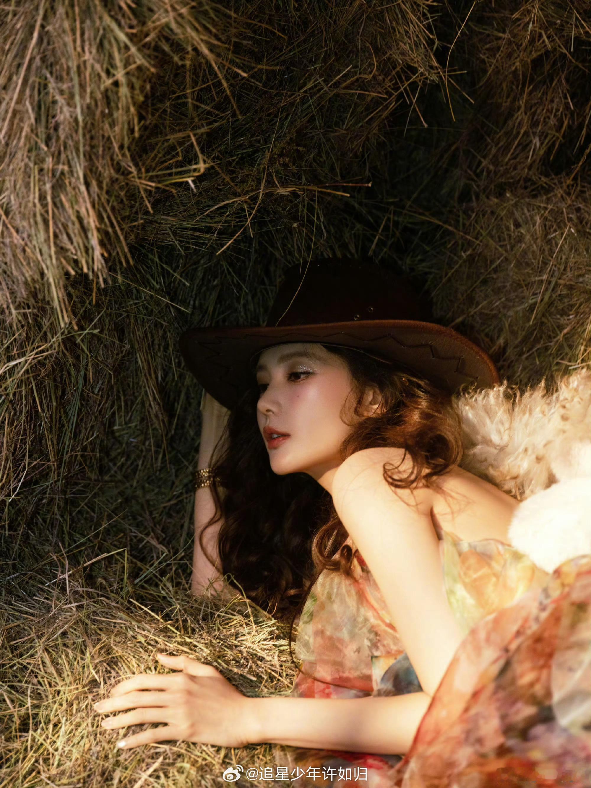 李一桐牛仔风李一桐和牛仔帽的适配度简直是满分！阳光下的纱质吊带温柔得像画报，帽