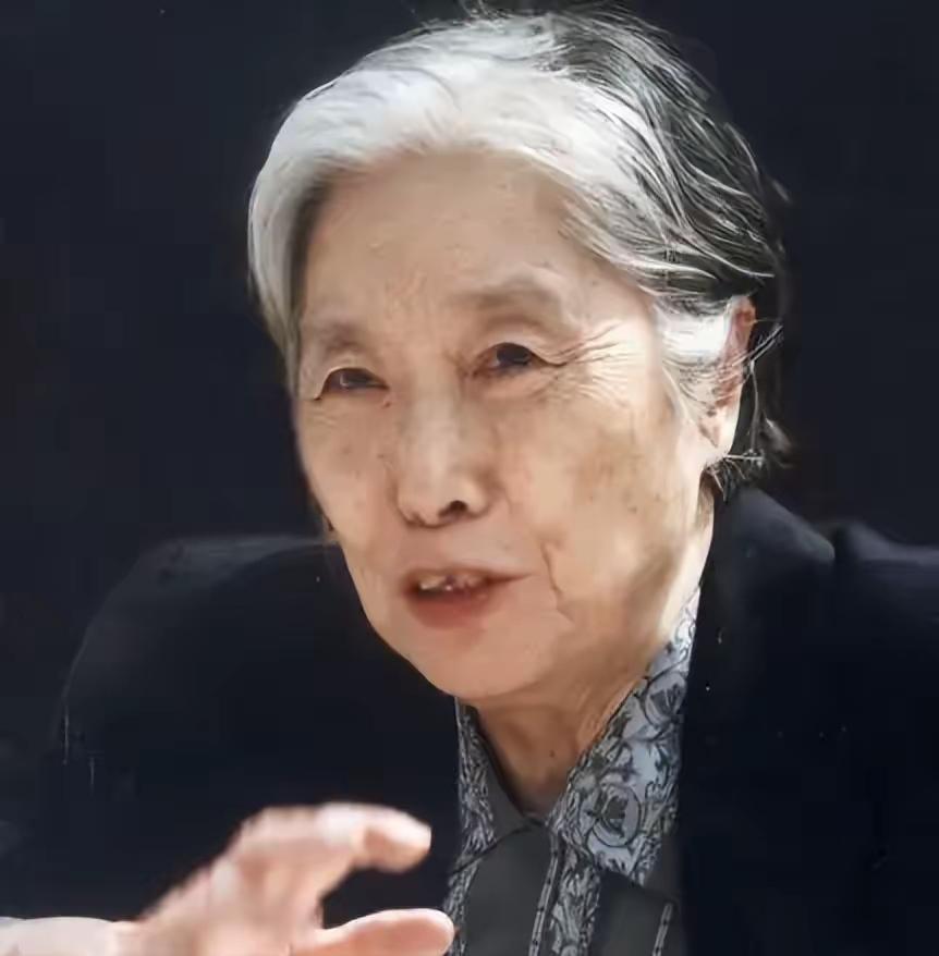 2006年，王光美因病去世。临终前，她突然向女儿刘亭抱拳作揖，虚弱地说：“女儿，