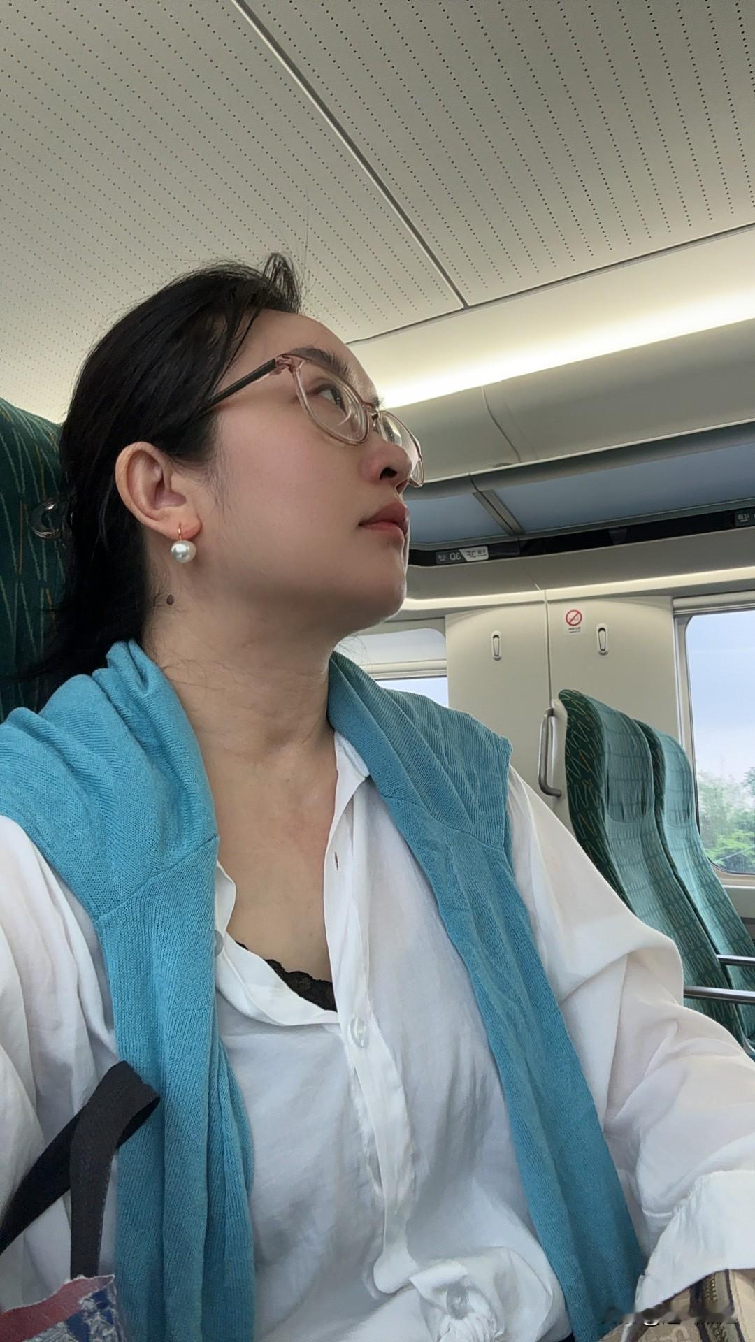 做为顾客，我个人觉得轻轨比顺风车好坐，不用拼车不用出高速费，价格实惠。出行建