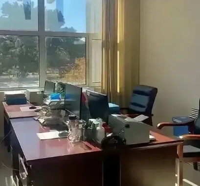 发现了吗？现在考研的人少了，考公务员的人越来越多，甚至北大毕业的也有去街道当公务