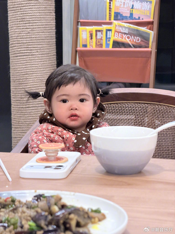 白鹿满格的快乐plog有美食、有童趣、有温暖，白鹿的快乐plog把客栈时光揉得