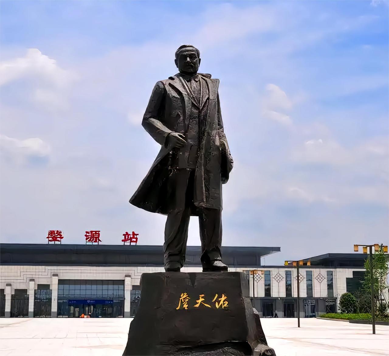 1982年，铁道部决定为詹天佑迁坟。谁知，坟墓挖开的瞬间，棺木里竟然流出黑水，在