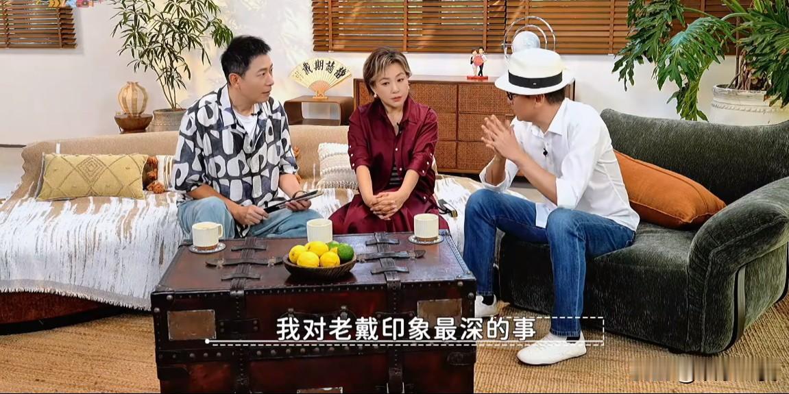 周杰说对戴军说“我对你印象最深的是你带我去租房子。还珠火了之后，我住在实验话剧院