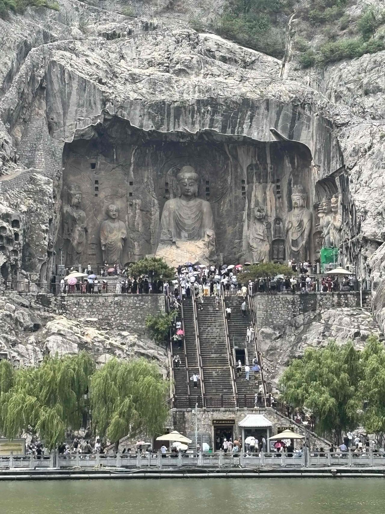 给大家介绍几个我去了两次的景区：河南龙门石窟，第一次去的时候，1块钱的公