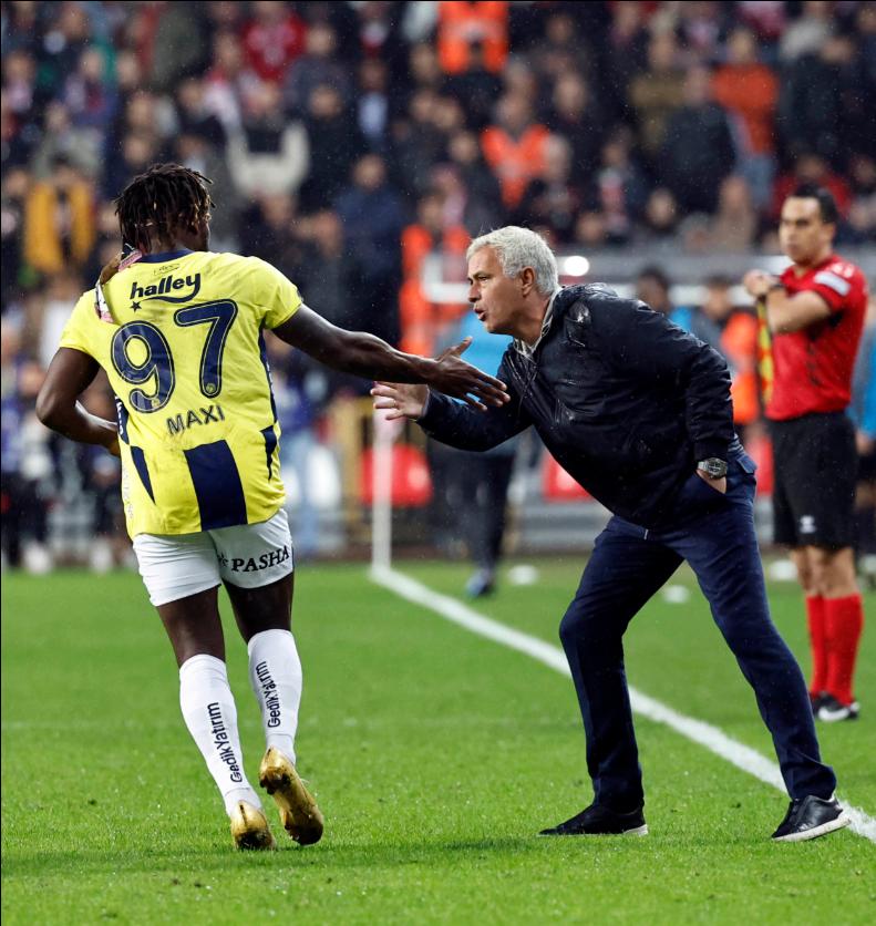 不愧是跟穆里尼奥混过的人，前英超过人王圣马克西曼社媒发文表示，不会代表海地去踢美