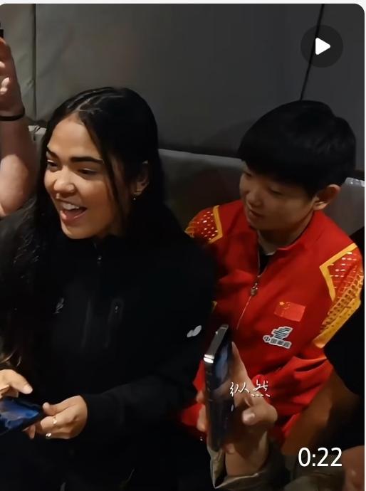 电梯名场面！乒坛选手集体嗨唱霉霉金曲刚刷到新加坡大满贯这段超欢乐电梯花絮，