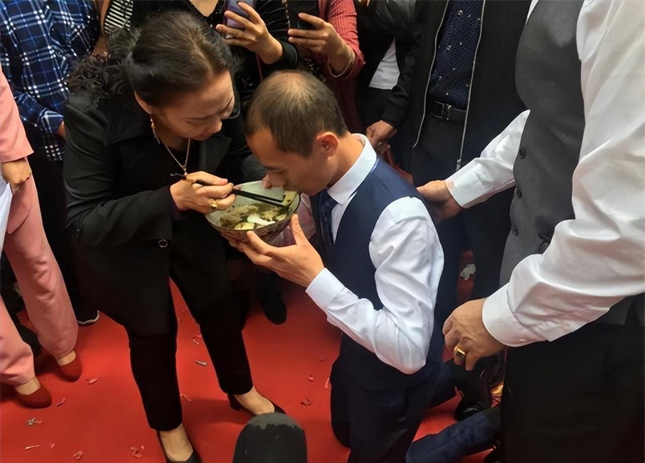 1989年，一个只有两岁男童在甘蔗摊前失踪，父母整整找了32年，期间还成了当地首