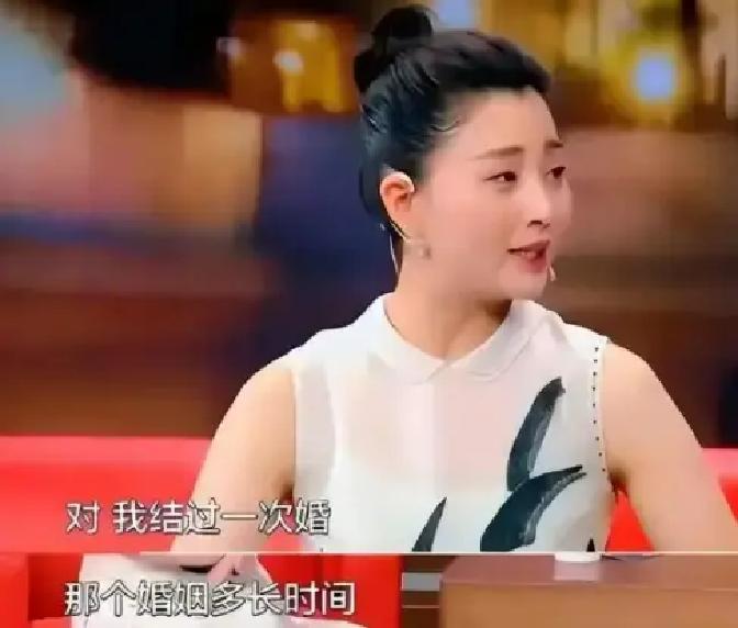2009年，刚离婚的殷桃，在富豪孙东海的疯狂追求下，成为了他的女人，怎料，孙东海忘不了前女友李小冉，