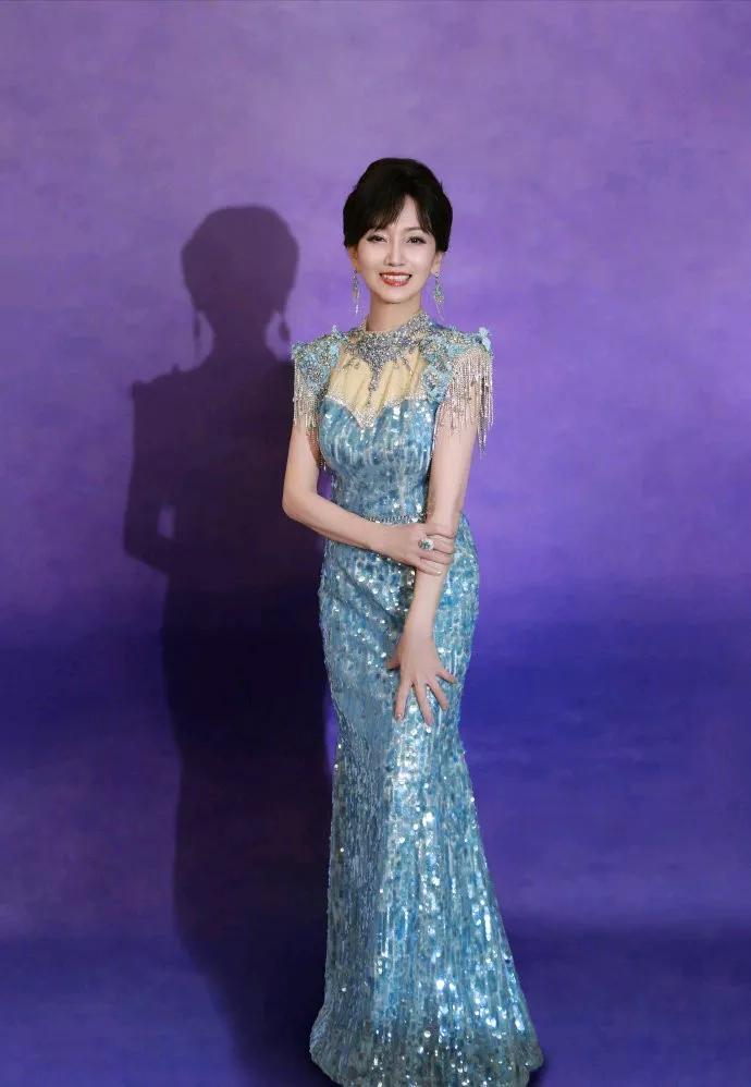 赵雅芝蓝色礼服绝美，证明了一个重要结果！原来，赵雅芝现如今72岁，她穿上礼服