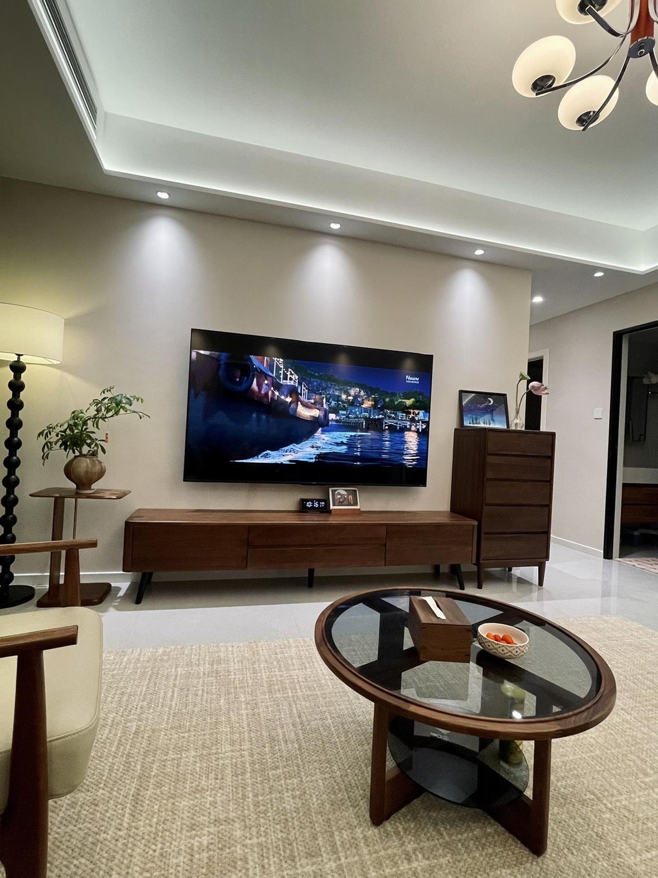 这是我喜欢的幸福小家！这是一处现代风格的居室，空间通透明亮。餐厅区域的深木色餐