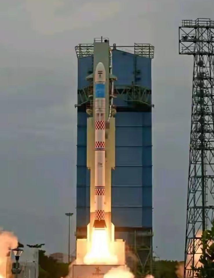 印度火箭发射抢在中国前一天，把一箭十六星送上天。结果不出意外地出了意外，发射失败