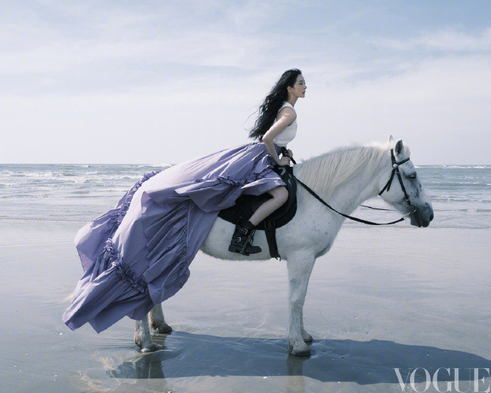杨幂海边女骑士VOGUE大片，就这个时尚女王爽！骑马那张太权威太绝了。。