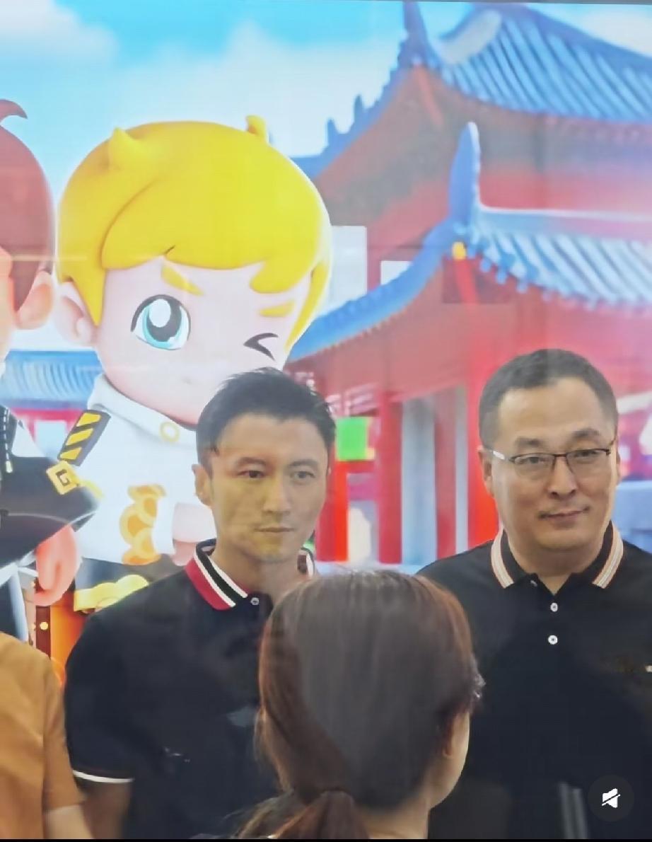 9月1日，谢霆锋现身青岛海尔谈业务，嫌自己威严不够，后面换了西裤衬衫，虽然身板很