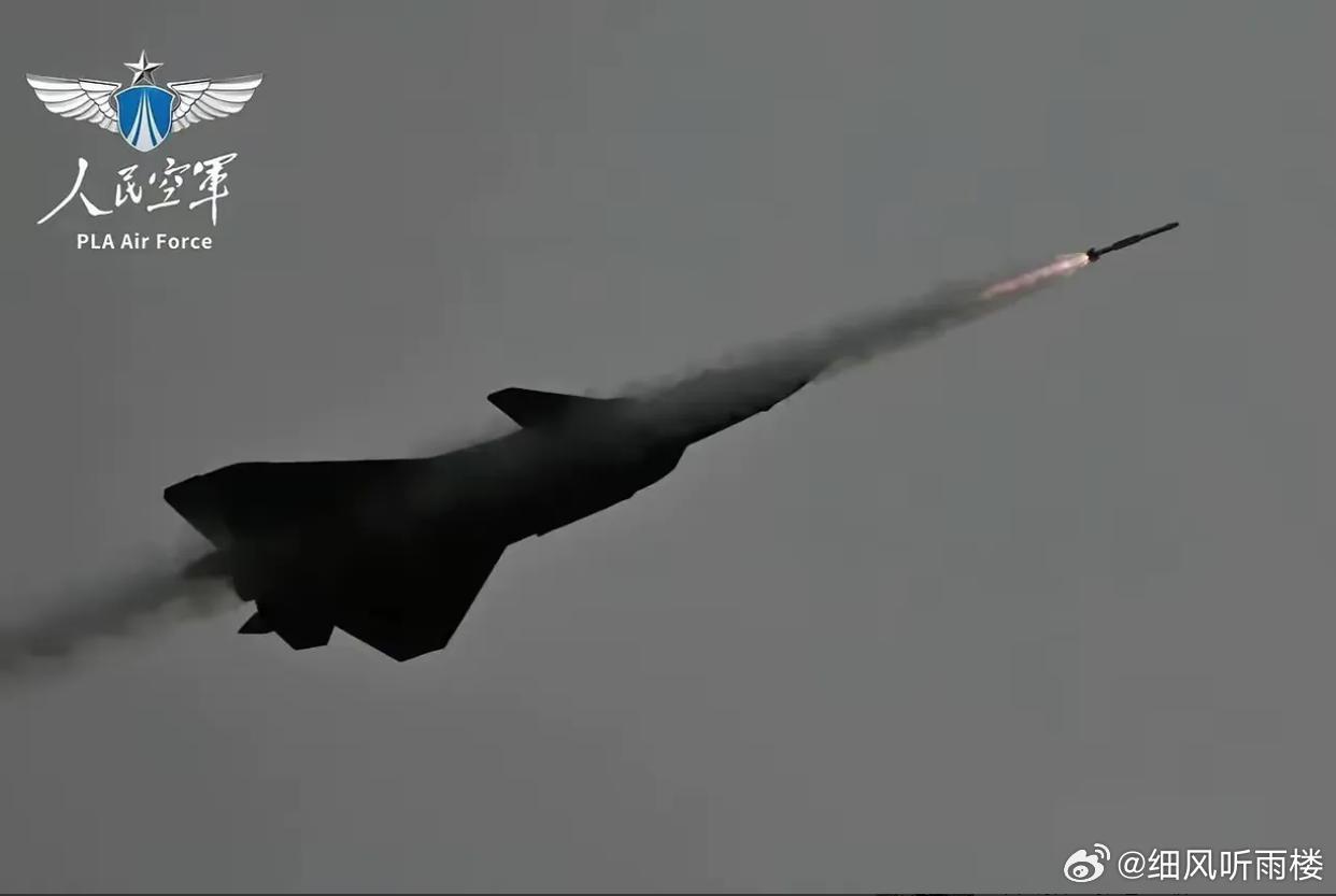 歼20发射导弹！歼20主弹舱携带4枚霹雳-15（PL-15）中远程弹‌，侧弹舱则可以携带2枚‌霹雳-