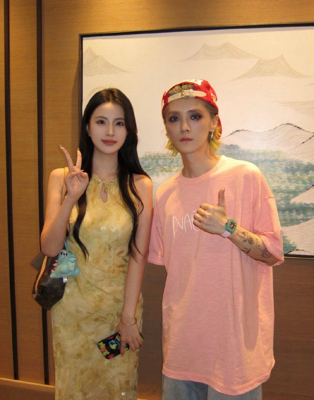鹿晗和网友合影，羡慕的眼红[哭哭]​​​