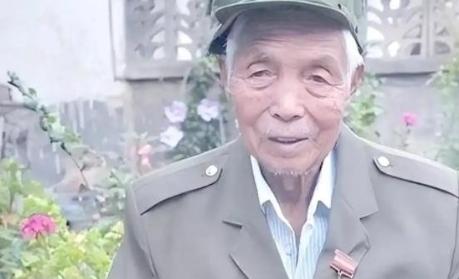 1979年，战士黄干宗遭两名越军女兵俘虏，本以为要壮烈牺牲，谁知她们盯着他的眼神