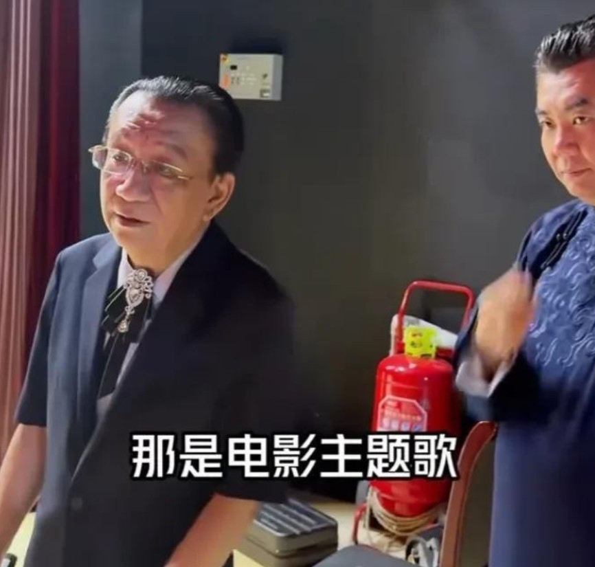 相声界"碰瓷王"又出手了！这次连侯耀华都懒得接招。当年他追着郭德纲骂了小半年，