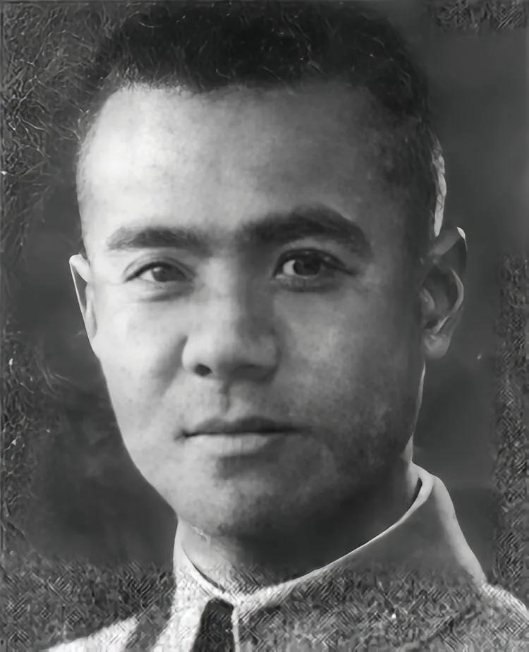 粟裕站在国军六十九师师长戴之奇的坟前，惋惜地说：你不是一个合格的军人，更不适合