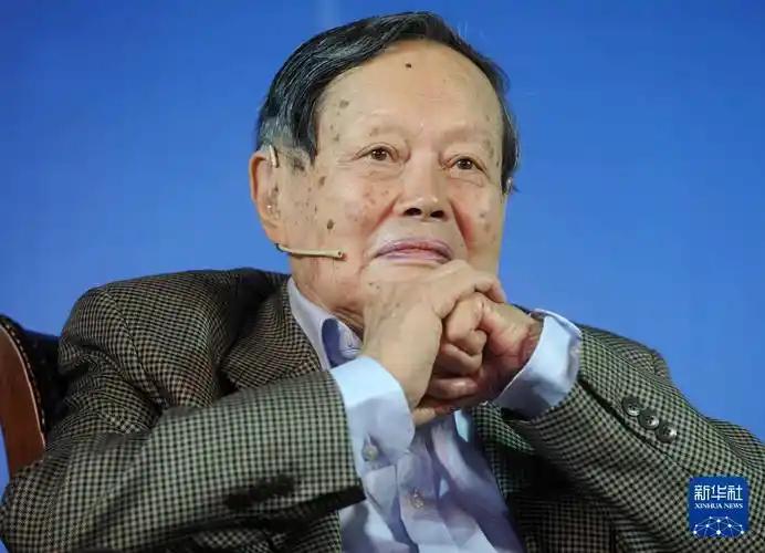 杨振宁的离去是全球物理学界的重大损失，其影响体现在学术遗产、精神支撑与时代象征三