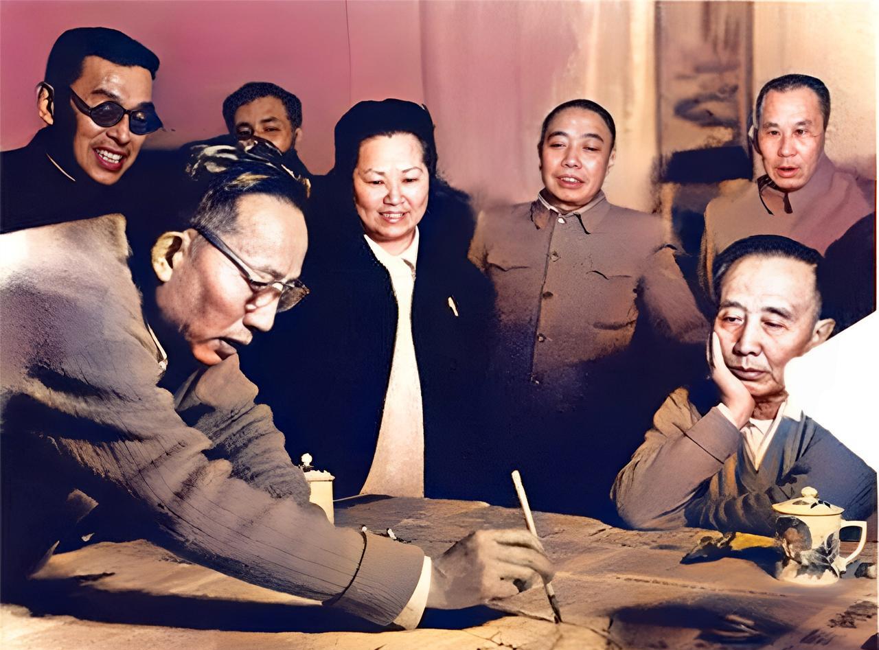 这是1962年在杭州傅抱石在作画，郭沫若手托腮与众人在认真观赏。傅抱石与郭沫若已