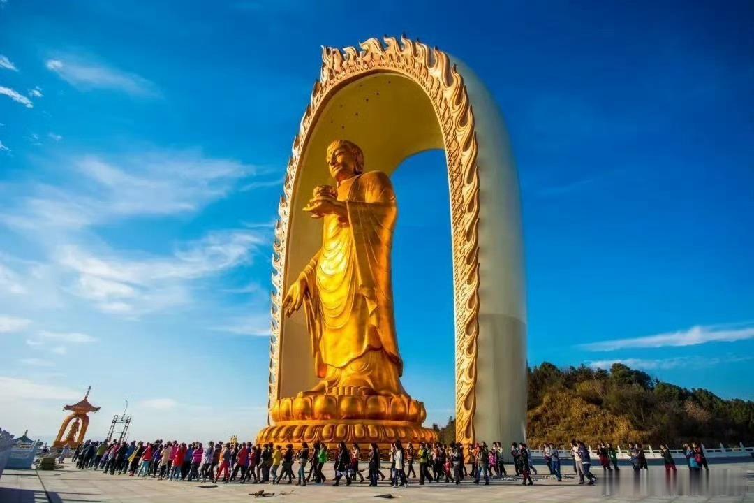 在寺院做义工的功德及利益义工，是一种慈悲与利行的奉献，是一种爱心和时间的布施，也