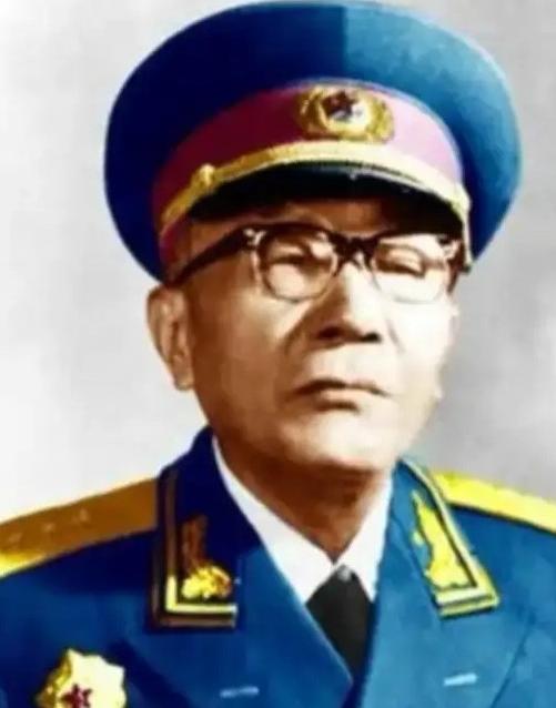 1943年，华中局召开会议，时任新四军7师政委的曾希圣，突然垂头丧气地对3师师长