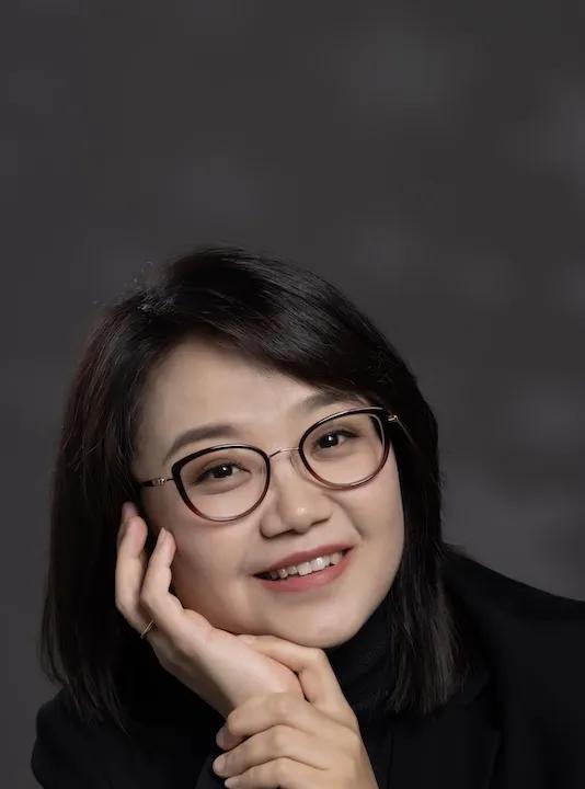 黄晶的履历相当耀眼。她在声乐领域取得了众多成绩，从各种大赛中斩获诸多奖项，像20