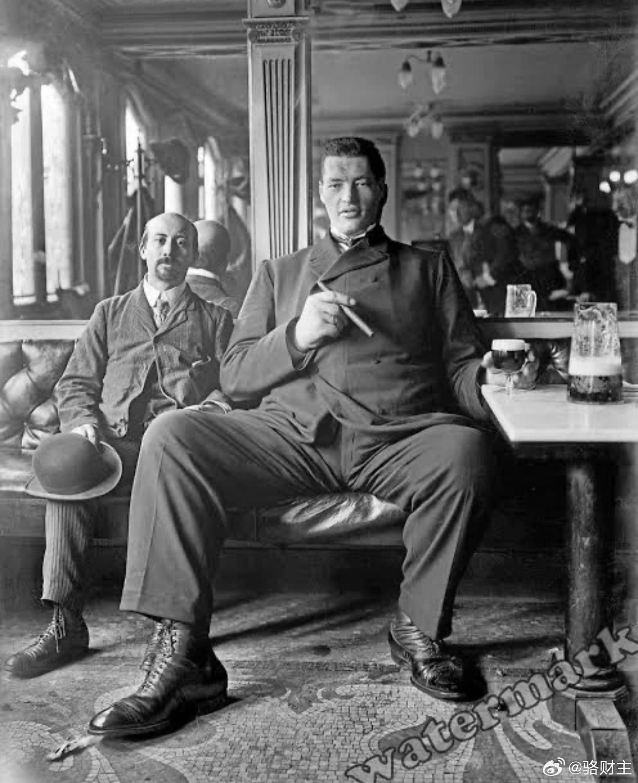 亚当·雷纳1899年生于奥匈帝国格拉茨。1917年，18岁的他尝试应征一战奥匈军